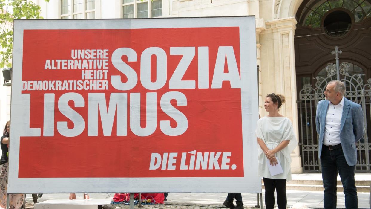 «Demokratischer Sozialismus»: Die sächsische Landesvorsitzende der «Linken», Antje Feiks, steht neben einem Wahlplakat in Dresden. Foto: Sebastian Kahnert