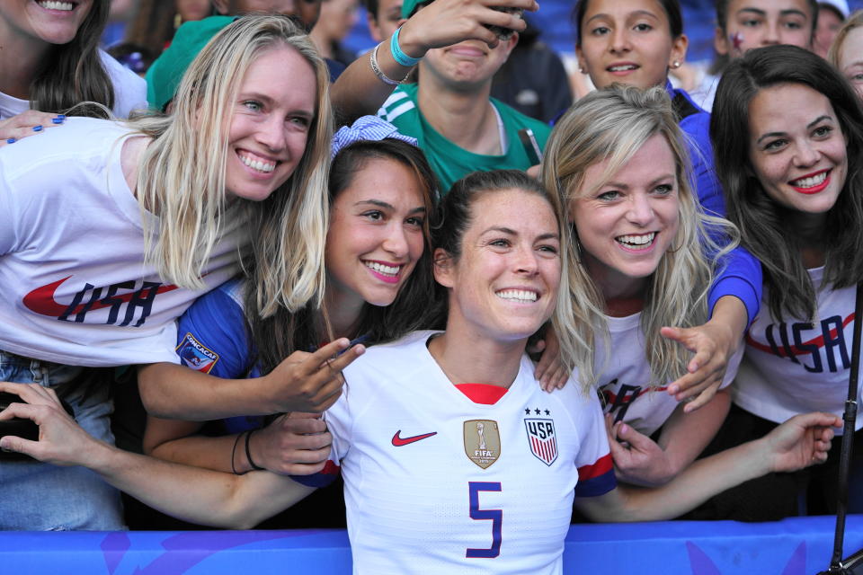 PARIS, FRANCE - JUNE 16: Kelley O'Hara of the USA with fans during the 2019 FIFA Women's World Cup France group F match between USA and Chile at Parc des Princes on June 16, 2019 in Paris, France. (Photo by Daniela Porcelli/Getty Images)