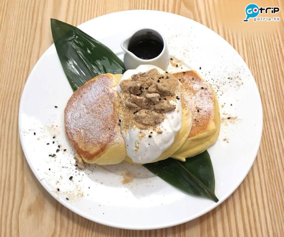 位於金澤的分店就有黑芝麻配黃豆粉的幸福Pancake ¥1,350/約HK$99 （圖片來源：幸せのパンケーキ 官方網頁）