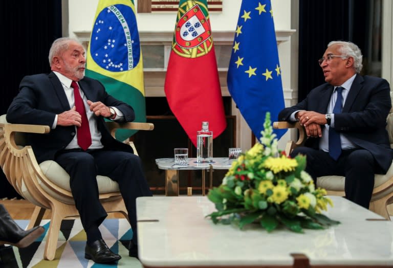 O presidente Lula conversa com o primeiro-ministro português, António Costa, em Lisboa, 18 de novembro 2022 (AFP/CARLOS COSTA)