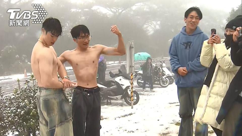 陽明山下雪，2名高三生在冰天雪地中脫去上衣。（圖／TVBS）