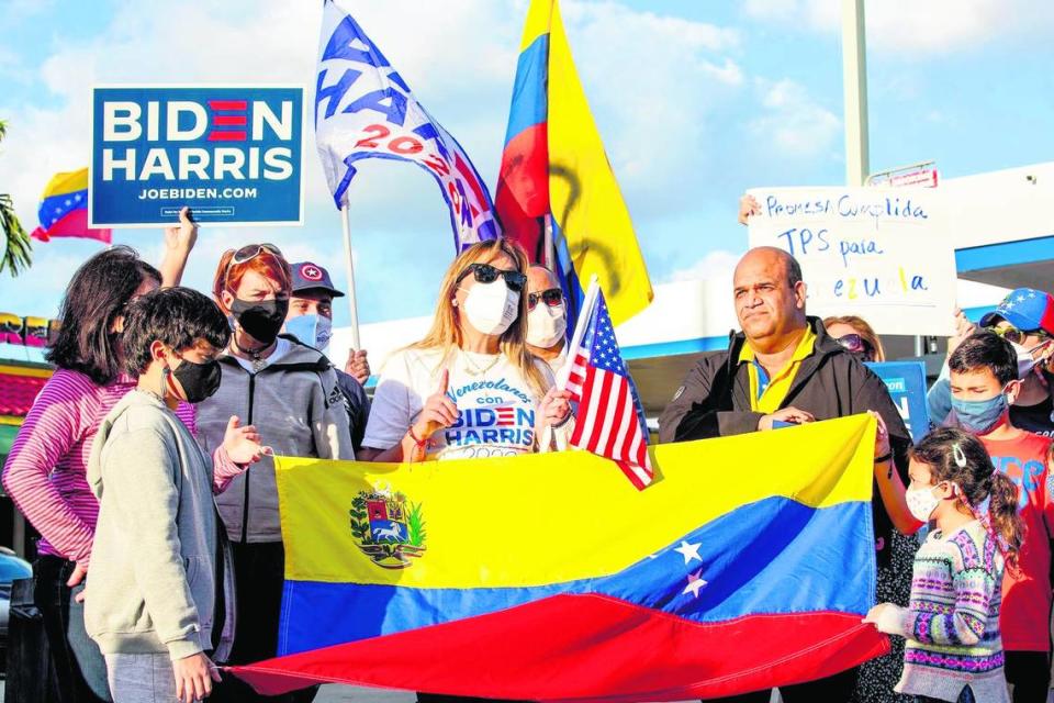 Foto de archivo de un grupo de venezolanos celebrando la aprobación del Estatus de Protección Temporal para los ciudadanos de ese país que viven en Estados Unidos en El Arepazo, en Doral, el 9 de marzo de 2021. 