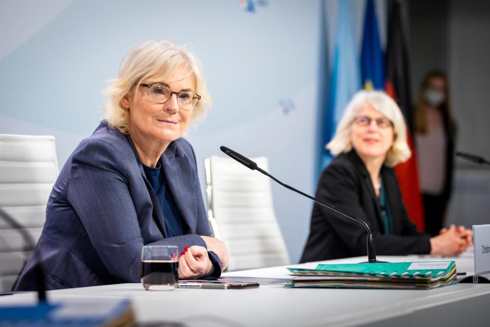 Verteidigungsministerin Christine Lambrecht, im Hintergrund ihre Staatssekretärin Margaretha Sudhof (beide SPD)