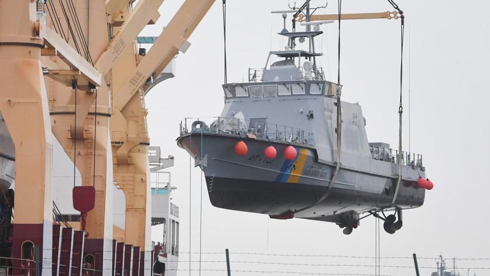 Ein Küstenschutzboot für Saudi-Arabien wird im Hafen von Mukran auf ein Transportschiff verladen. Foto: Stefan Sauer