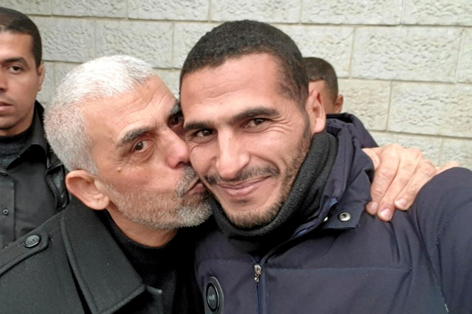 Le cliché du photographe d'Hassan Eslaiah, à droite, avec Yahya Sinwar (gauche), chef du Hamas et cerveau des attaques du 7 octobre 2023.  - Credit:Capture d'écran de 
