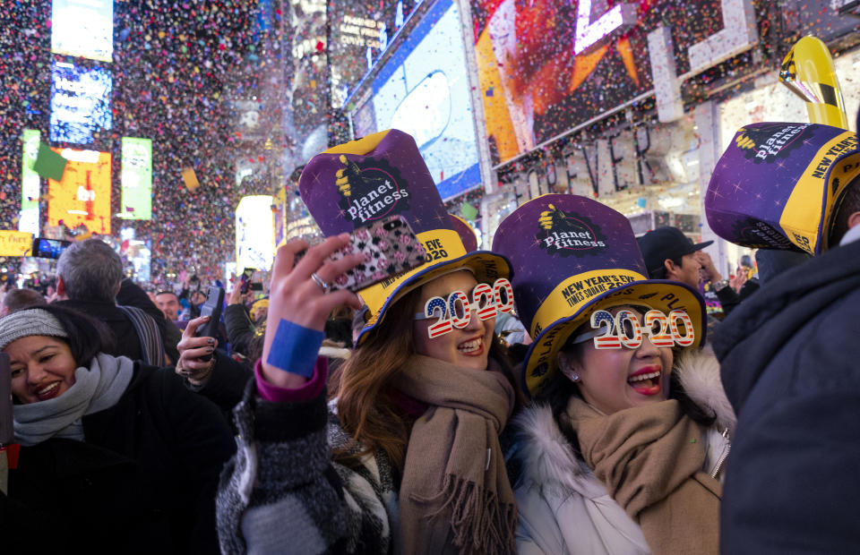 Un grupo de personas celebra el año nuevo 2020 en Times Square, Nueva York, el 1 de enero de 2020. (AP Foto/Craig Ruttle)