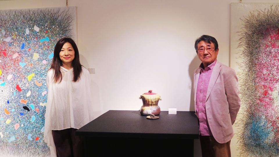 ▲日本藝壇著名的夫妻檔安倍安人與內田江美推出聯展，共展出陶藝作品50件、畫作40件。（圖／記者陳美嘉攝）