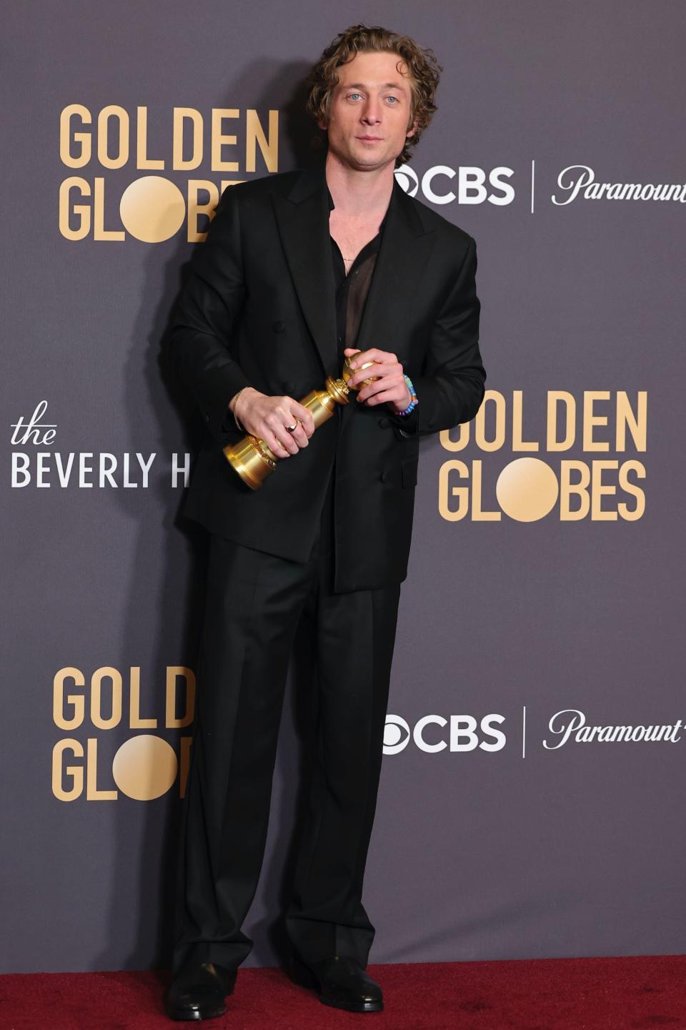 Jeremy Allen White, Calvin Klein, boots, black boots, leather boots, mens boots, suit, black suit, sheer shirt, gold jewelry, Jamie Mizrahi, Golden Globe Awards, Golden Globes, red carpet, celebrity red carpet, awards