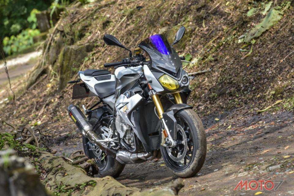 BMW S1000R。