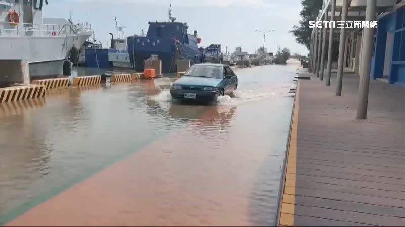 金門遇「漲九降」暴潮，碼頭、漁港海水淹上岸。