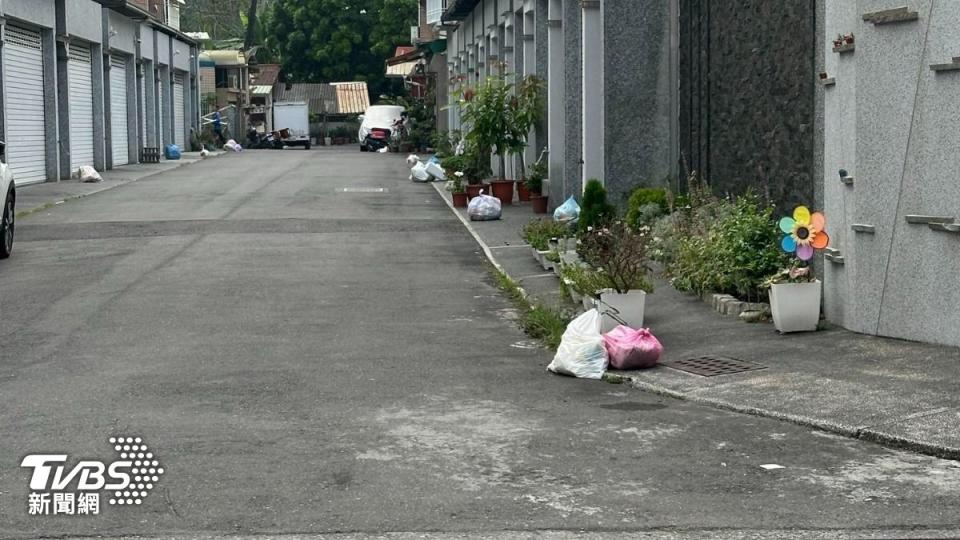 屏東長治鄉鄉民將垃圾亂丟路口，等著清潔隊收拾。（圖／民眾提供）