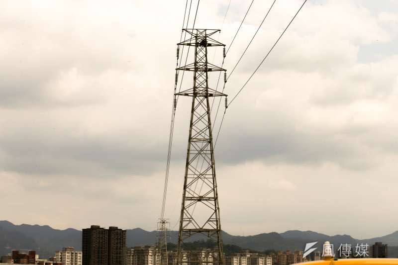 20170808-配圖-夏日，高溫，缺電限電，耗電，中央空調冷卻塔，冷氣機林立，酷熱快閃，高壓電塔。（陳明仁攝）