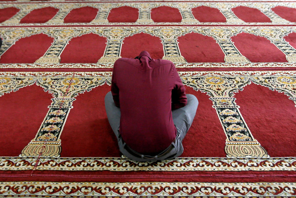 A Muslim man prays at Friday prayers during the holy month of Ramadan at a mosque in Colombo, Sri Lanka June 16, 2017. REUTERS/Dinuka Liyanawatte