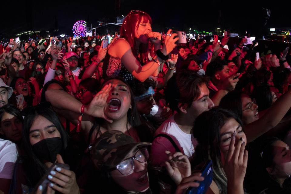 Fans del cantante Lenny Tavárez durante su presentación en el festival Coca-Cola Flow Fest en la Ciudad de México el 26 de noviembre de 2022. (Foto AP/Alejandro Godínez)