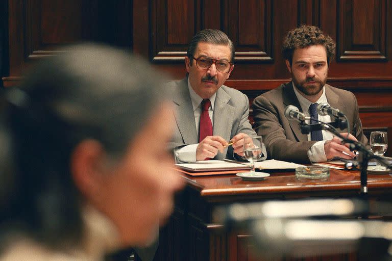 Ricardo Darín como Julio César Strassera y Peter Lanzani como Luis Moreno Ocampo, en la película "Argentina, 1985"