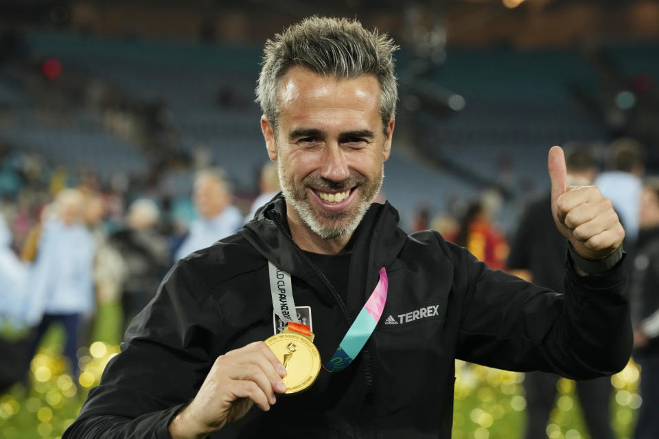 El técnico de España Jorge Vilda celebra con la medalla de oro tras la final del Mundial femenino, el domingo 20 de agosto de 2023, en Sydney. (AP Foto/Rick Rycroft)