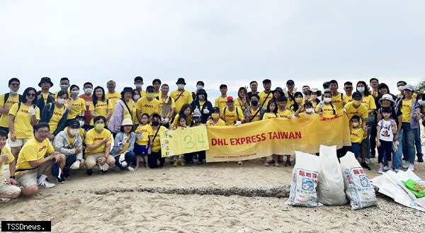 DHL Express台灣邁入五十周年，前進小琉球淨灘守護環境。（圖：DHL提供）