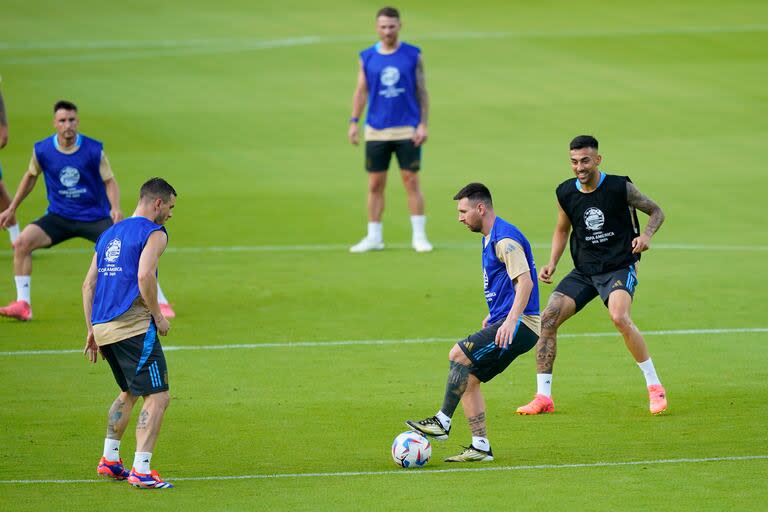 La pisa Messi, en la última práctica en Houston
