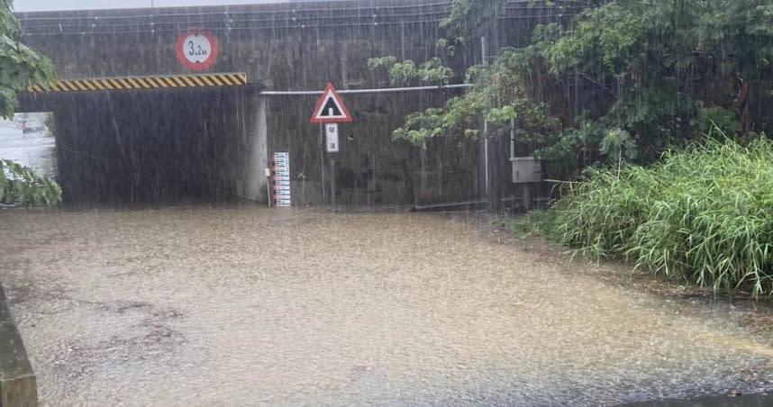 桃園豪雨不斷，馬路與涵洞都出現淹水狀況，甚至有涵洞淹到一米深。（圖／翻攝照片）