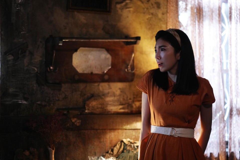 《民雄鬼屋》女主角楊謹華在充滿懷舊感的老宅房間裡慘遭鬼魅纏身。（圖片提供：馬棋朵數位影像）