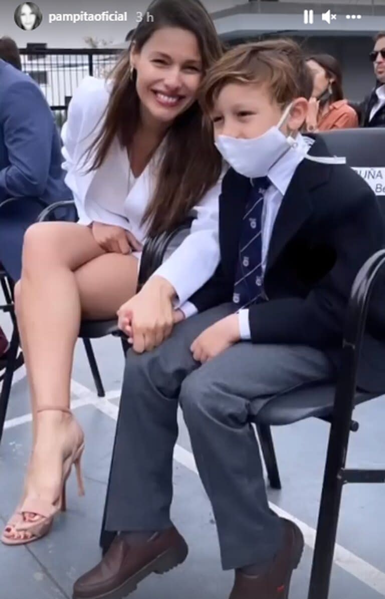 Pampita, sonriente tomando la mano de Beltrán