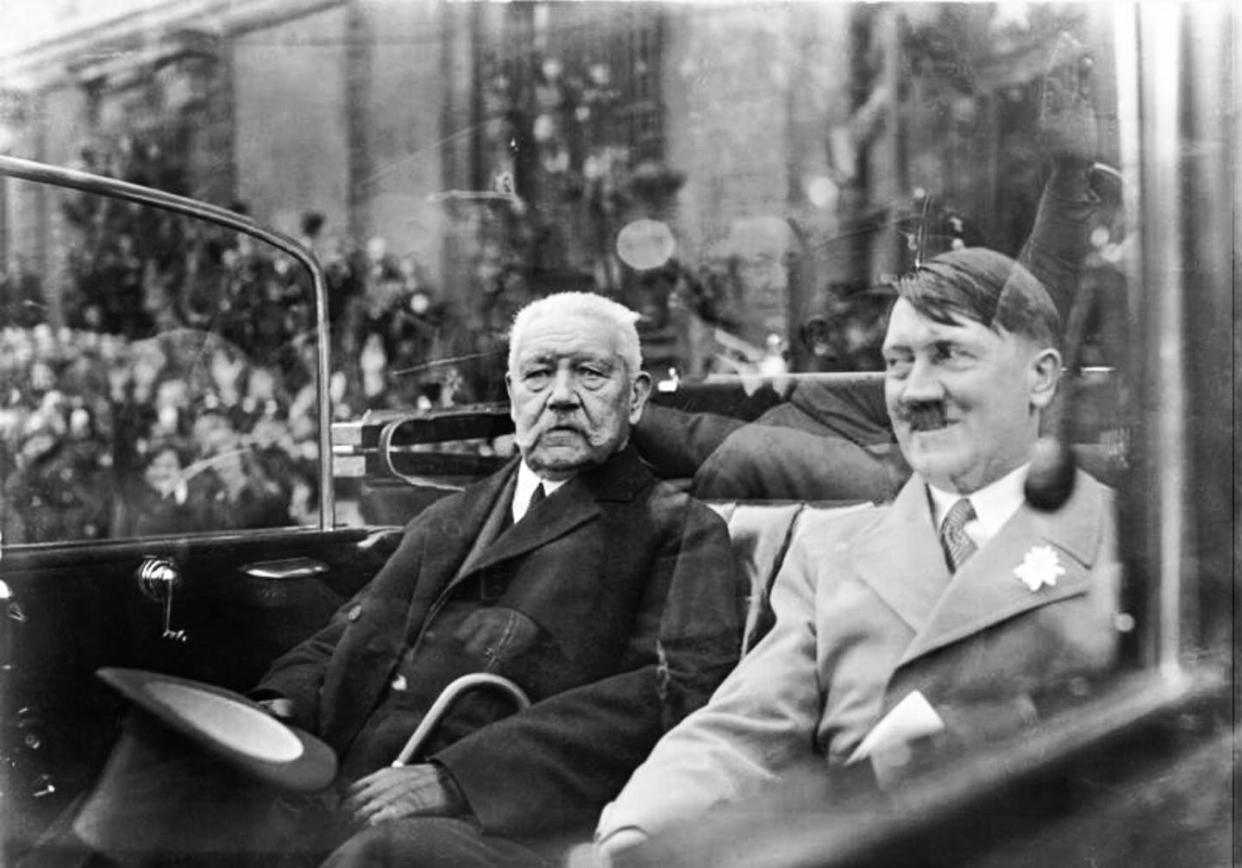 <span class="caption">El Presidente Paul von Hindenburg y el Canciller Adolf Hitler en 1933.</span> <span class="attribution"><a class="link " href="https://commons.wikimedia.org/wiki/File:Bundesarchiv_Bild_102-14569,_Berlin,_Mai-Feier,_Hindenburg_und_Hitler.jpg" rel="nofollow noopener" target="_blank" data-ylk="slk:Wikimedia Commons;elm:context_link;itc:0;sec:content-canvas">Wikimedia Commons</a>, <a class="link " href="http://creativecommons.org/licenses/by-sa/4.0/" rel="nofollow noopener" target="_blank" data-ylk="slk:CC BY-SA;elm:context_link;itc:0;sec:content-canvas">CC BY-SA</a></span>