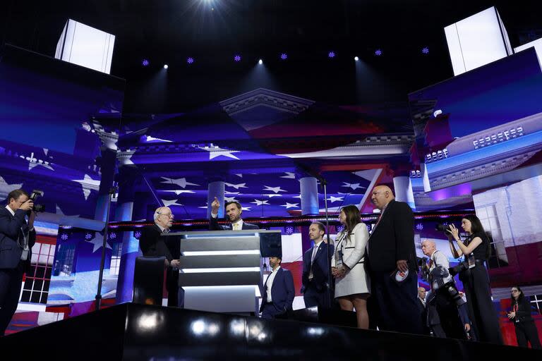 El candidato republicano a la vicepresidencia, el senador estadounidense J.D. Vance (R-OH), habla durante los preparativos para el segundo día de la Convención Nacional Republicana.