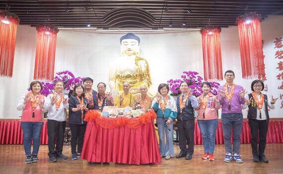 星雲大師以「但願眾生得離苦，不為自己求安樂」目標，創建佛光山；依來法師勉眾，要創造自己的歡喜，學習佛陀的慈悲智慧及廣結善緣。祝福大家新的一年都能發歡喜之財、善緣法財、家庭幸福美滿。