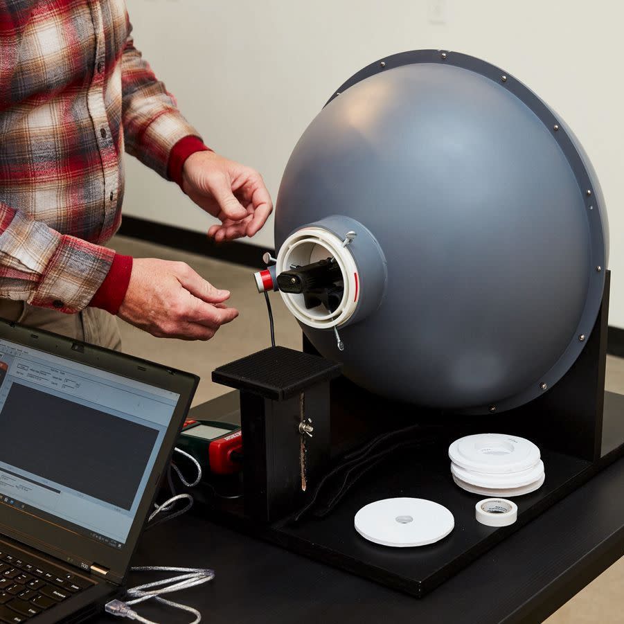 <i>Measuring lumens with an integrating sphere</i>