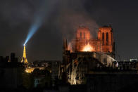 Am 15. April ist in der Kathedrale Notre-Dame in Paris ein Feuer ausgebrochen. Der Brand brachte den mittleren Kirchturm zum Einsturz und zerstörte Teile des Dachstuhls. Die Struktur, die Fassade und die beiden Haupttürme des historischen Gebäudes konnten gerettet werden. (Bild: Getty Images)