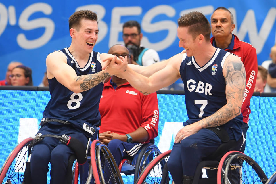 Los jugadores británicos de baloncesto en silla de ruedas George Bates y Terence Bywater se felicitan tras ganar la medalla de oro en el Mundial de 2018.