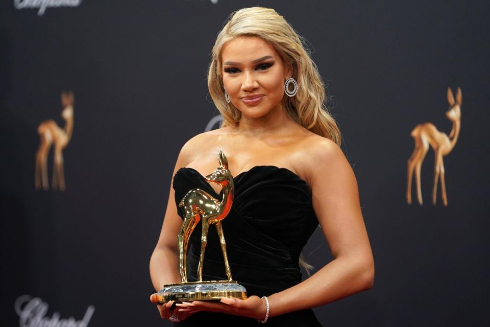 Dass Shirin David ihre Texte nicht selbst schreibt - für den ein oder anderen Rap-Fan ohnehin ein Skandal -, hielt die Hamburgerin nie geheim. Ende 2020 wurden allerdings Anschuldigungen laut, sie würde mit ihren Ghostwriter*innen schlecht umgehen, es entflammte eine Debatte um schlechte Bezahlung und fehlende Credits. David wehrte sich gegen die Vorwürfe. (Bild: 2019 Getty Images / Thomas Niedermueller)