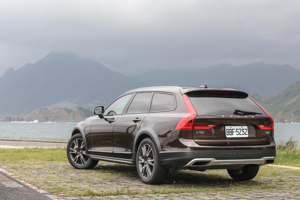 2019 年式 Volvo V90 Cross Country T6 加諸了總價 20 萬的升級配備，售價為新台幣 299 萬元。