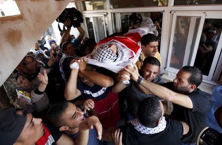 Mourners carry the body of Palestinian youth Laith al-Khaldi during his funeral near the West Bank city of Ramallah August 1, 2015. REUTERS/Mohamad Torokman