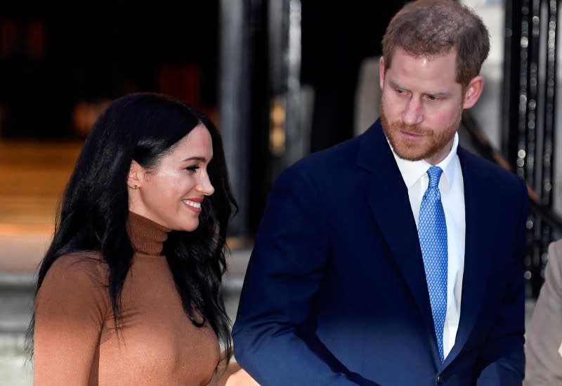 Foto de archivo. El príncipe Enrique de Gran Bretaña y su esposa Meghan, duquesa de Sussex, salen de la Casa de Canadá en Londres