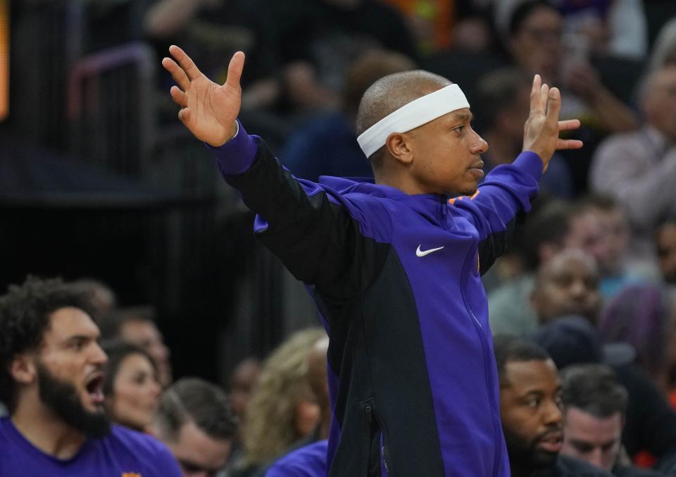 Suns guard Isaiah Thomas calls out to the team against the Hawks during a game at the Footprint Center.