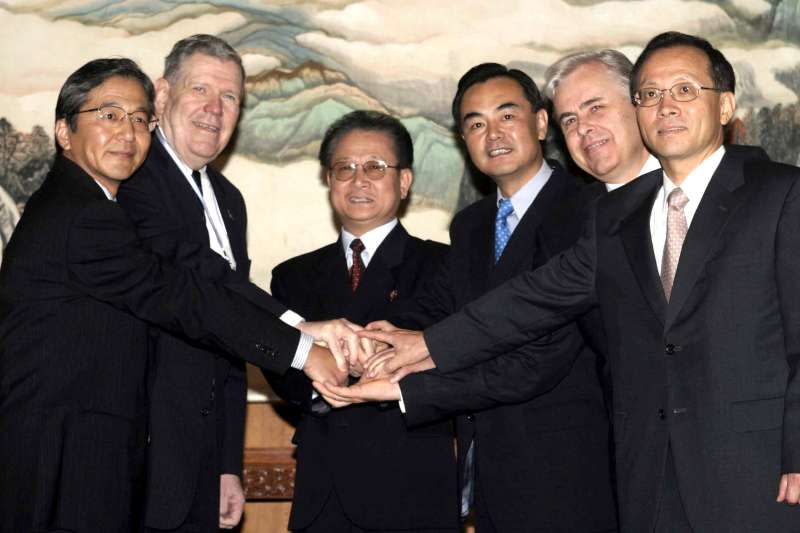 2003年8月27日，六方會談代表在北京合影（AP）
