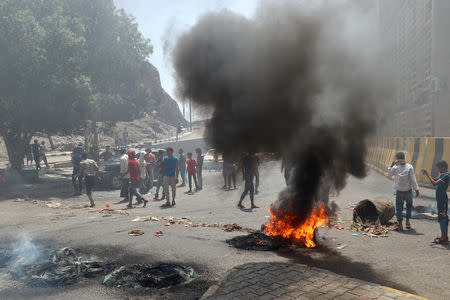 Protesters block a street with burning tires after the Yemeni Riyal has severely plunged against foreign currencies, in Aden, Yemen September 2, 2018. REUTERS/Fawaz Salman