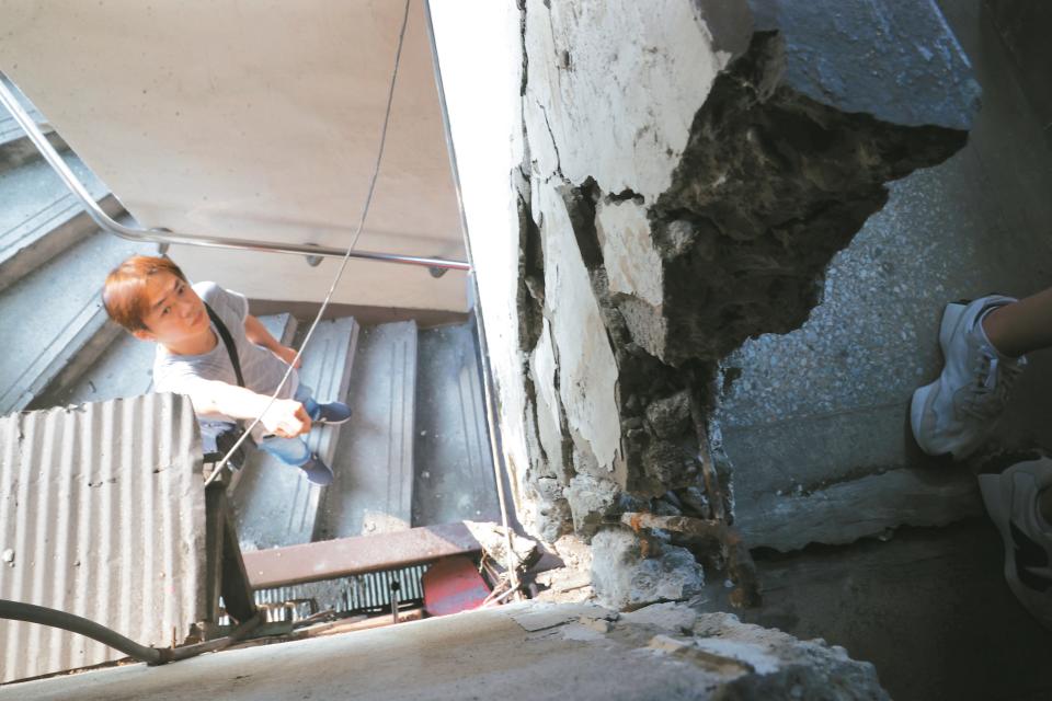 四○三大地震後，台北市南機場公寓牆壁梁柱多處龜裂，住戶心有餘悸。記者林俊良／攝影