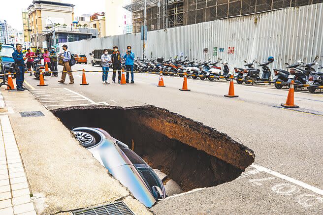 竹北市莊敬六街上周出現「天坑」，一輛特斯拉轎車掉落坑內，立委林思銘批建商不負責任，縣府調查小組代表性不足。（本報資料照片）