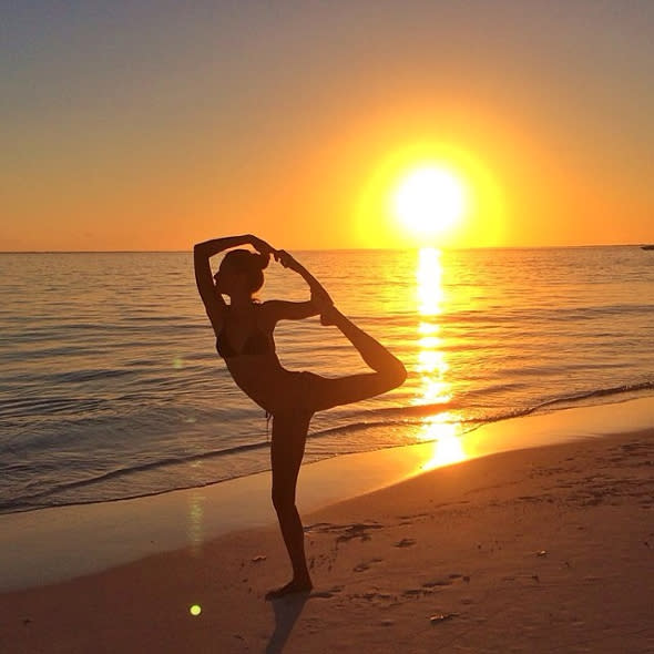 Meditating The Buddhist In Meditation Poses On Beach And Watches Sunset  Backgrounds | JPG Free Download - Pikbest