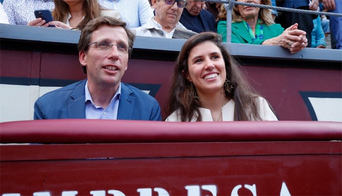 José Luis Martínez-Almeida y Teresa Urquijo en los toros