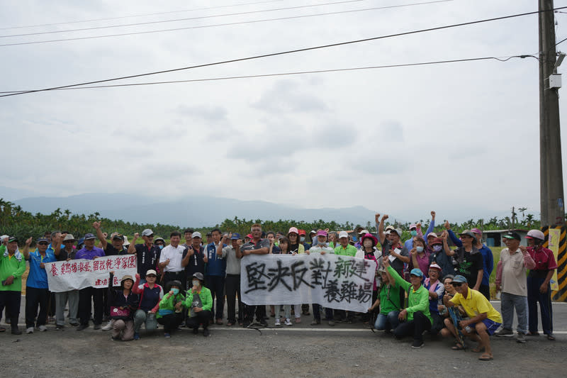 屏東新埤建功村民抗議建置新雞舍（1） 養雞業者申請在屏東縣新埤鄉建功村建置3棟密閉水 簾式雞舍，引發當地居民反彈，約60人22日集結在新 埤鄉公所會勘現場拉布條抗議。 中央社記者黃郁菁攝 113年5月22日 