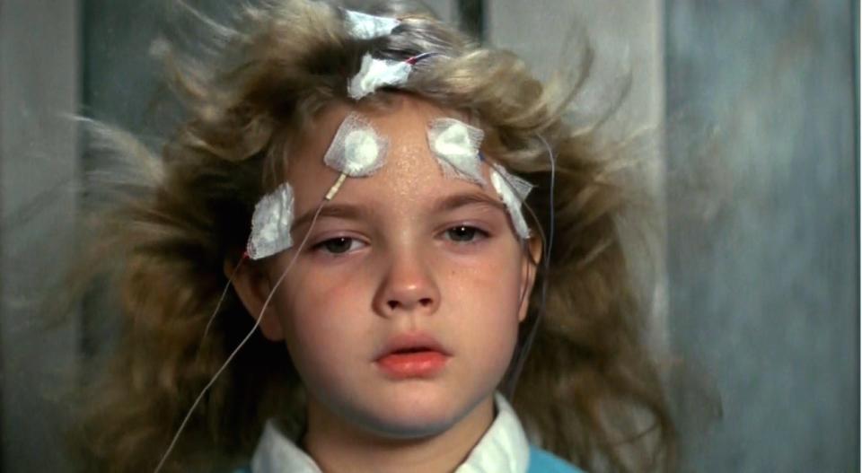 Firestarter (1984): Elle y el personaje interpretado por Drew Barrymore en este filme están mucho más cerca en edad y además allí también vemos como le colocan sensores en el cerebro cuando realizan las pruebas a ambas niñas.