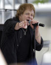 En esta foto del 22 de mayo de 2010, Eddie Money canta en el primer día de eliminatorias para la carrera de autos Indianapolis 500 en Indianapolis. Money murió el viernes 13 de septiembre del 2019. Tenía 70 años. (AP Foto/Darron Cummings)