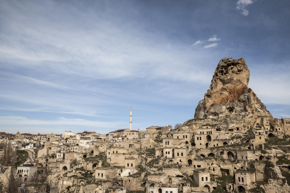 Platz acht der beliebtesten Reiseziele in Europa geht an die türkische Stadt Göreme, die durch ihre Tuffsteinformationen ein ganz besonderes Stadtbild abgibt. Zwischen den Häusern türmen sich die Felsen auf, die kleine Höhlen beherbergen und als "Feenkamine" bekannt sind. Einige der Bauwerke wie die Carikli-Kirche befinden sich sogar direkt im Gestein.