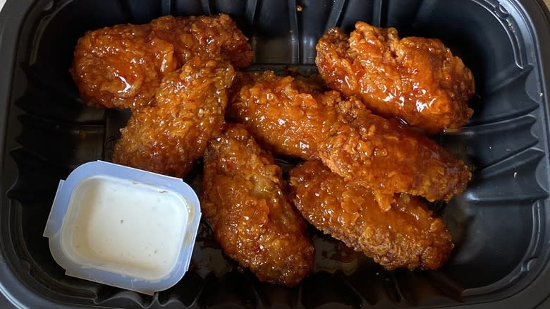 Popeye's wings in container with ranch sauce