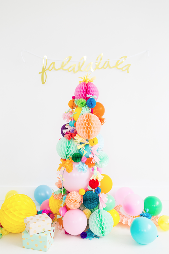 18) DIY Pom Pom Christmas Tree