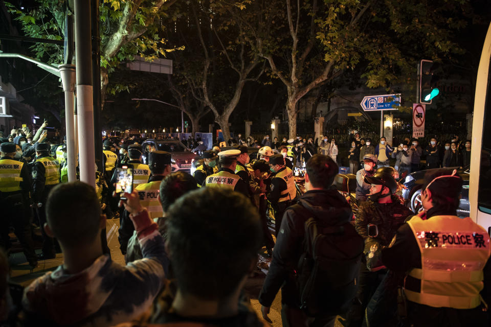 Una protesta que atrajo a multitudes y una fuerte presencia policial en Shangh&#xe1;i, el 27 de noviembre de 2022 (The New York Times)