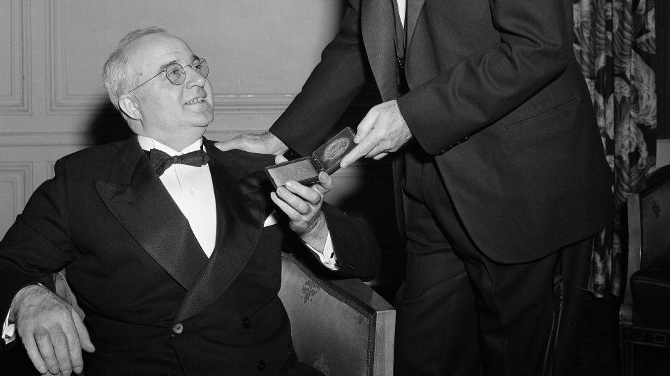 Midgley, que contrajo polio en 1940, recibió varios honores en los últimos años de su vida. Aquí recibe el premio Willard Gibbs de la sección de Chicago de la Sociedad Química Estadounidense en 1942. - Carl E. Linde/AP